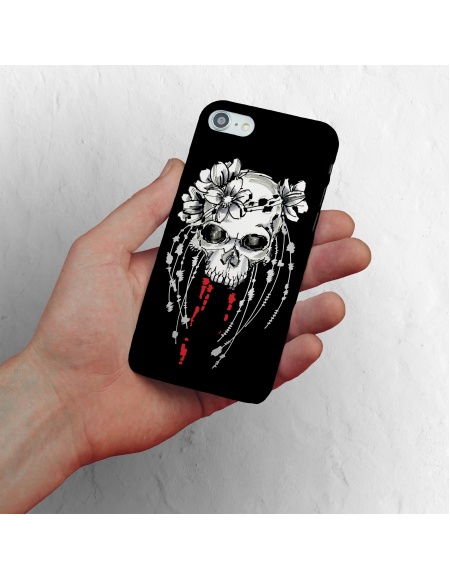 slim_case_skull_design_in_hand